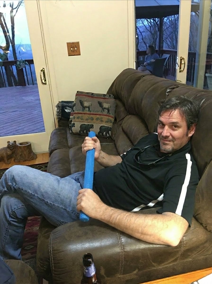 Juubie customer holding the bar